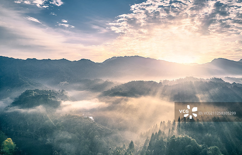 航拍日出时刻的重庆江津四面山风景区图片素材
