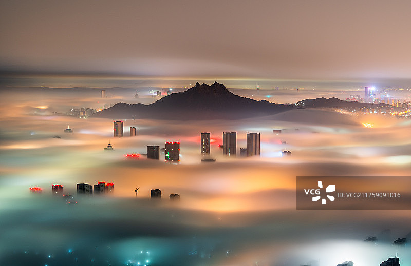 青岛崂山区金家岭平流雾夜景图片素材