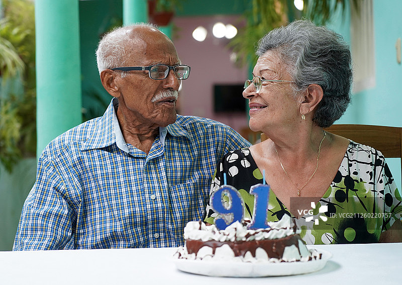 一对老夫妇庆祝老人的91岁生日图片素材