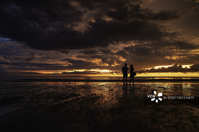 日落时分海边的情侣图片素材