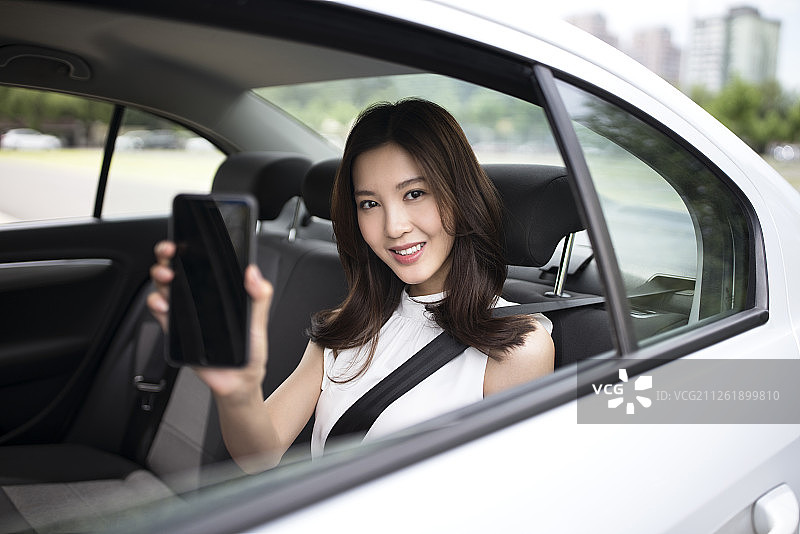 年轻女子乘坐专车图片素材
