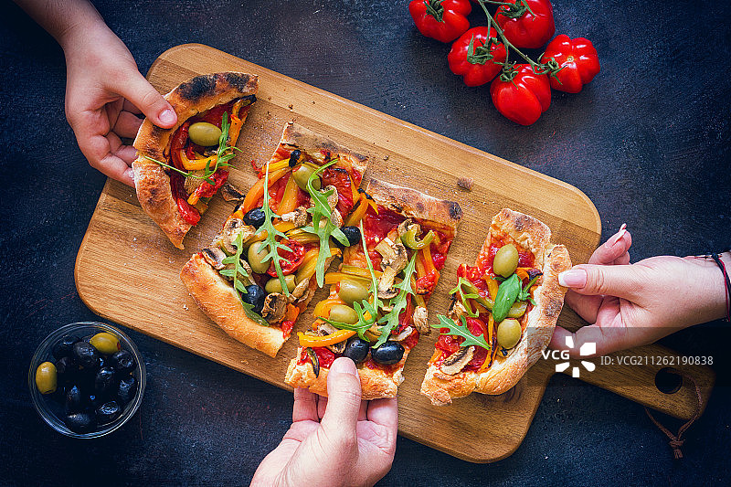 家人分享新鲜的自制素食披萨图片素材