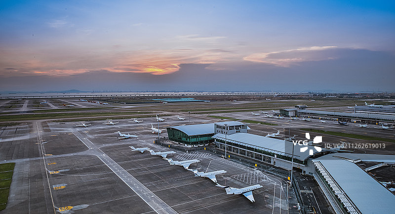 深圳宝安机场起航飞机图片素材