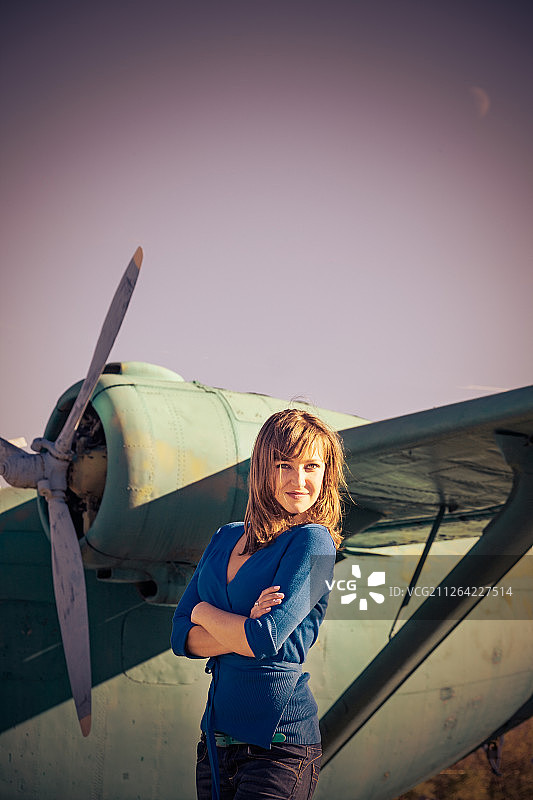 旧飞机背景上的女孩肖像图片素材