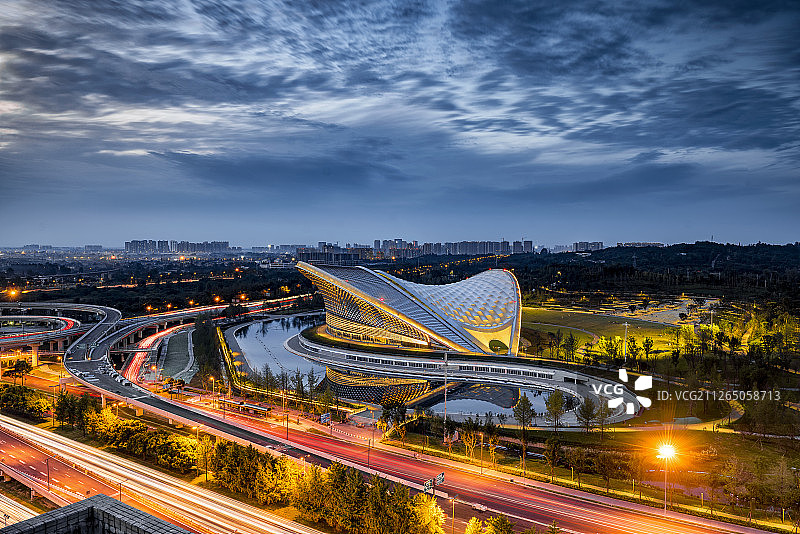 中国四川成都露天音乐广场现代建筑夜景车轨城市图片素材
