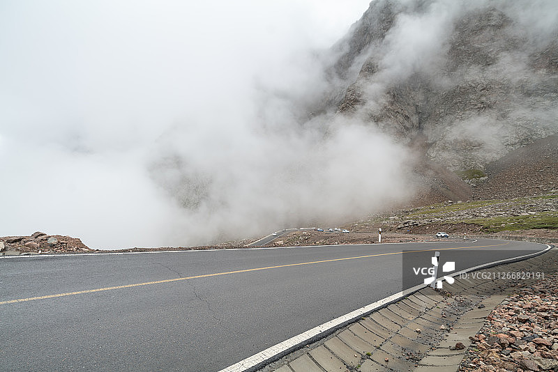云雾中的新疆独库公路-汽车广告背景图图片素材