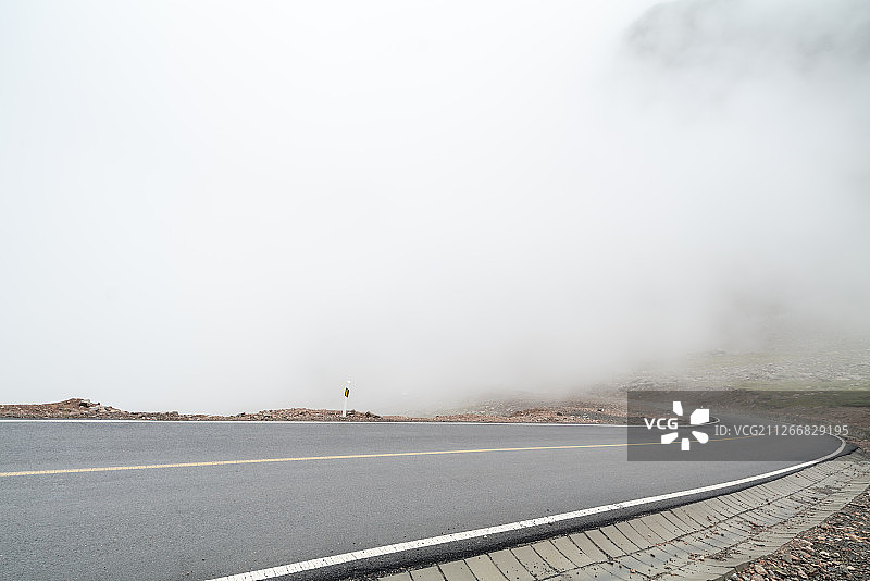 云雾中的新疆独库公路-汽车广告背景图图片素材