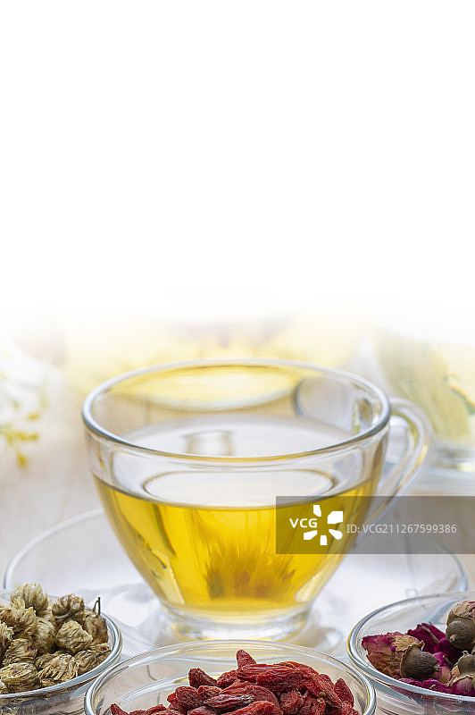 一杯清新的菊花茶和各种泡制花茶的材料图片素材