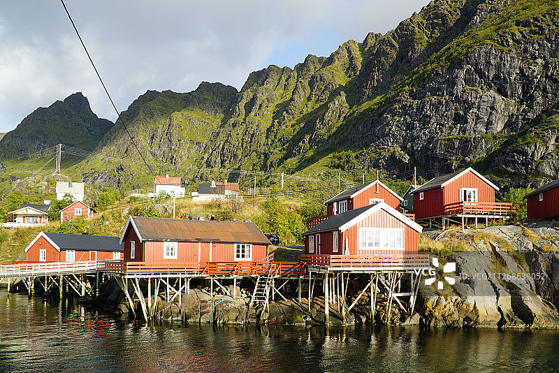挪威诺德兰罗弗敦勒内的Rorbu渔棚和山图片素材