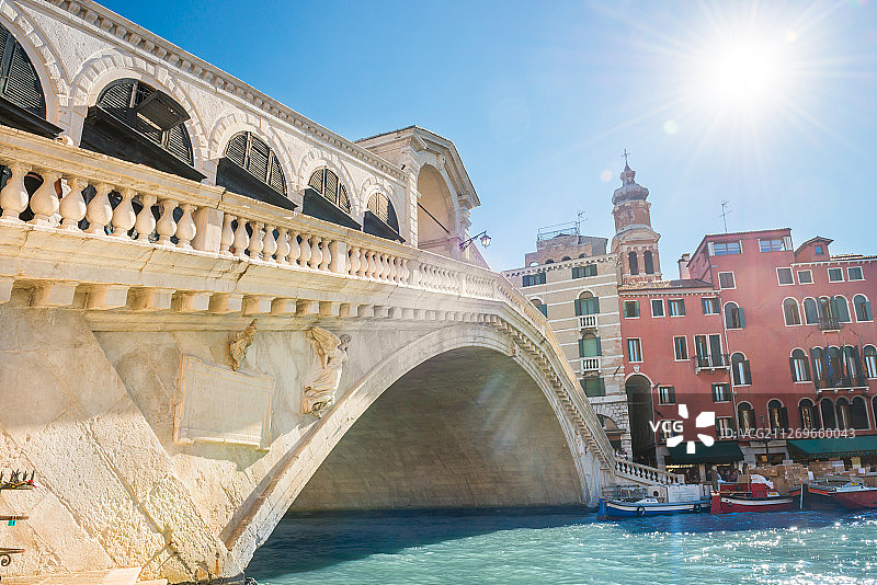 意大利威尼斯大运河上的里亚托桥图片素材