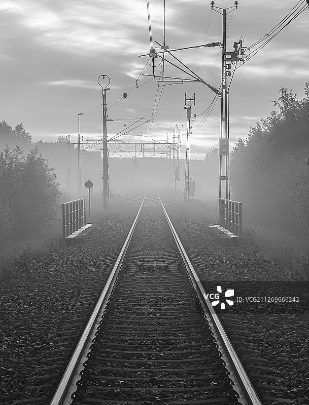 铁路在雾天行驶图片素材