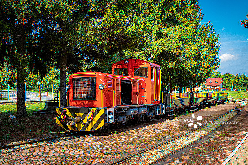 匈牙利，旧柴油机车，车厢停在铁路侧线上图片素材