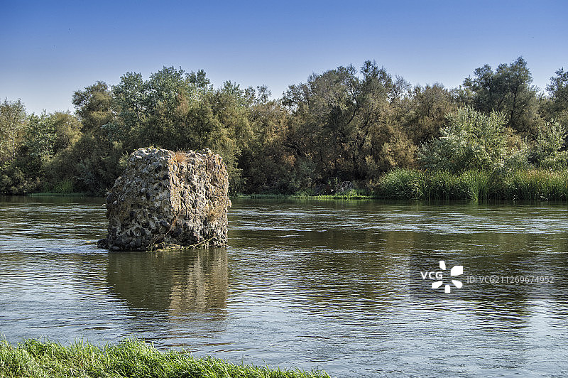 西班牙Malpica河中的大石头图片素材