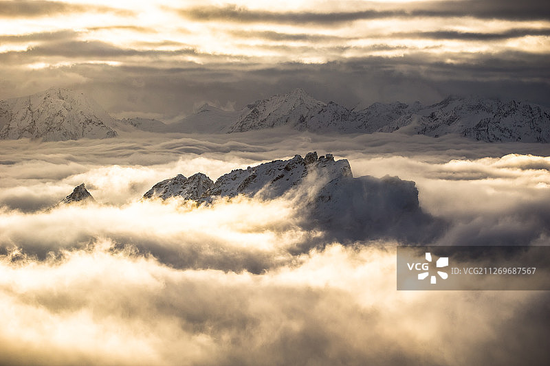 奥地利加斯丁，云层之上的山脉图片素材