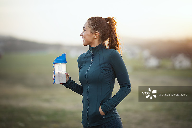 塞尔维亚兹拉蒂博尔，手持水瓶的女性慢跑者图片素材