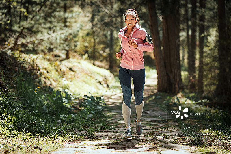 塞尔维亚兹拉蒂博尔森林里的女跑步者图片素材