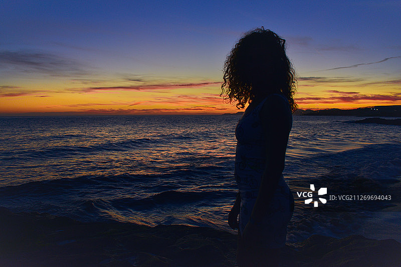 西班牙，圣克鲁斯德特内里费，黄昏时海滩上女人的剪影图片素材