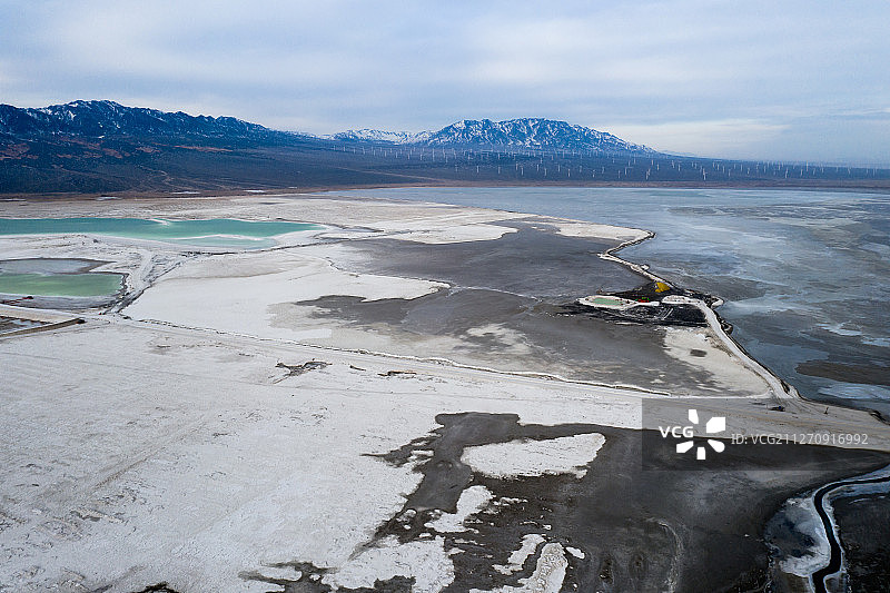 航拍新疆达坂城盐湖的冬季景色图片素材