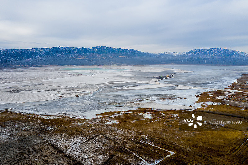 航拍新疆达坂城盐湖的冬季景色图片素材