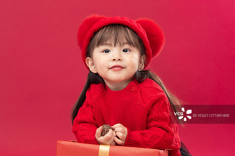 可爱的小女孩趴在新年礼物上图片素材