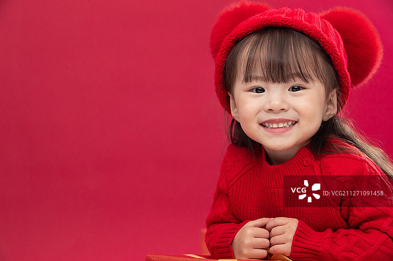 穿红衣戴红帽的可爱小女孩图片素材