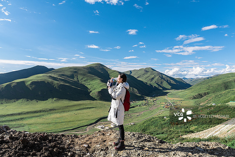 女人站在高原上吸氧图片素材
