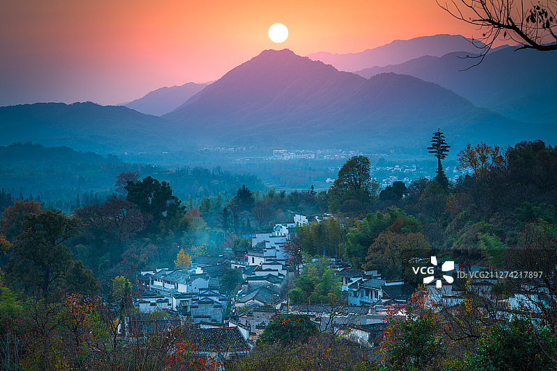 航拍视角塔川秋色的日落全景图片素材