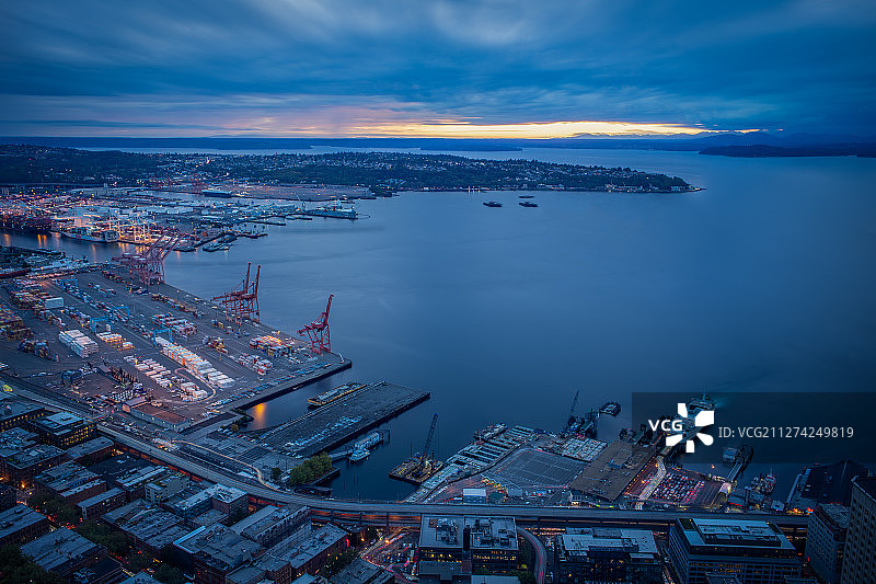 航拍视角西雅图港日落全景图片素材