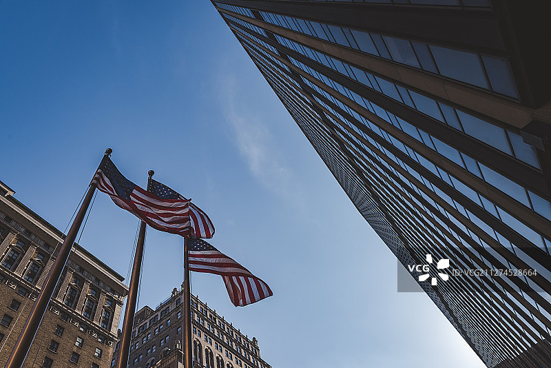 美国纽约曼哈顿摩天大楼美国国旗图片素材