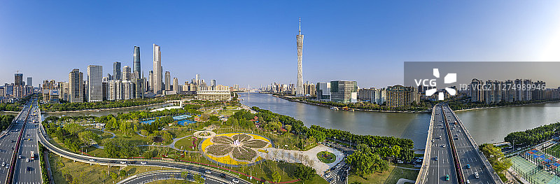 航拍广州塔与珠江新城蓝天全景图图片素材
