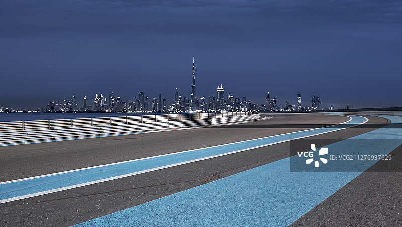 迪拜地标摩天大楼夜景和F1赛道图片素材