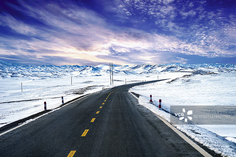 冬季阿拉套山公路景观图片素材