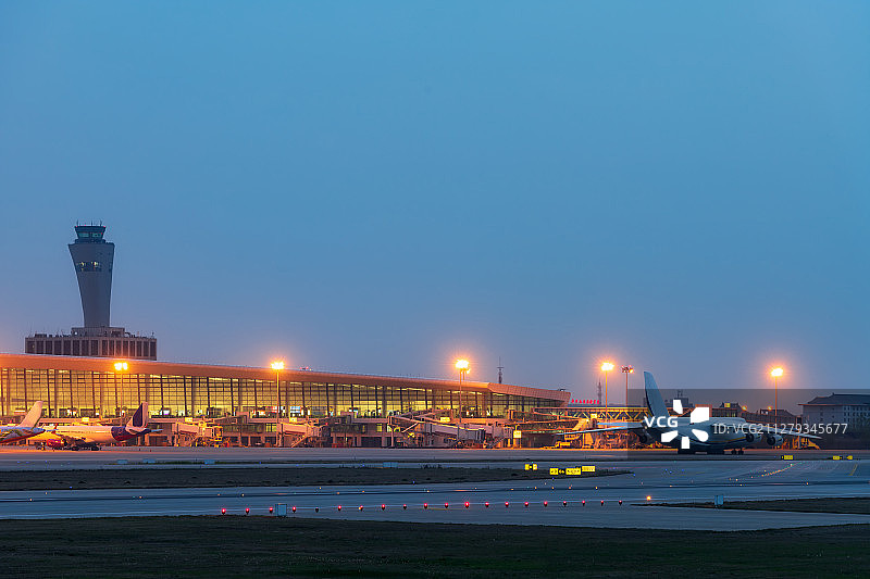 郑州新郑国际机场与安-124重型运输机夜景图片素材