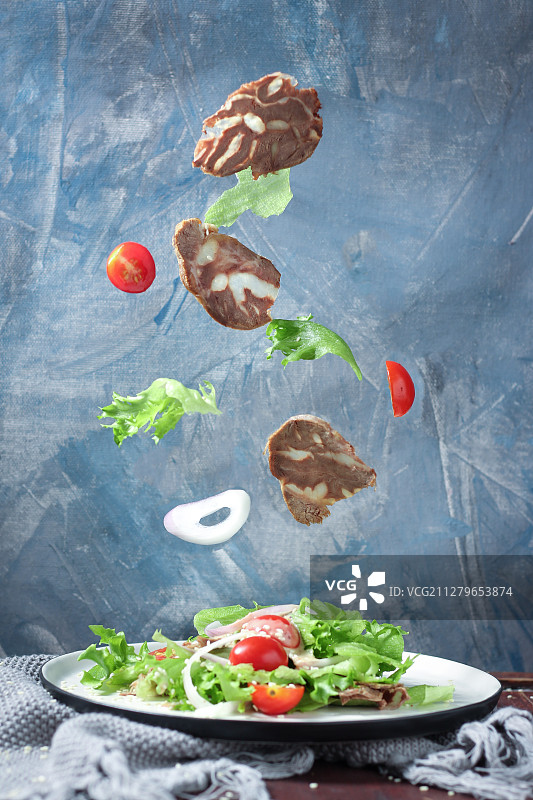 漂浮的牛腱子番茄和蔬菜沙拉图片素材