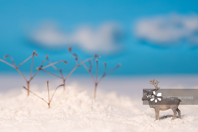 微缩模型雪地里的鹿图片素材