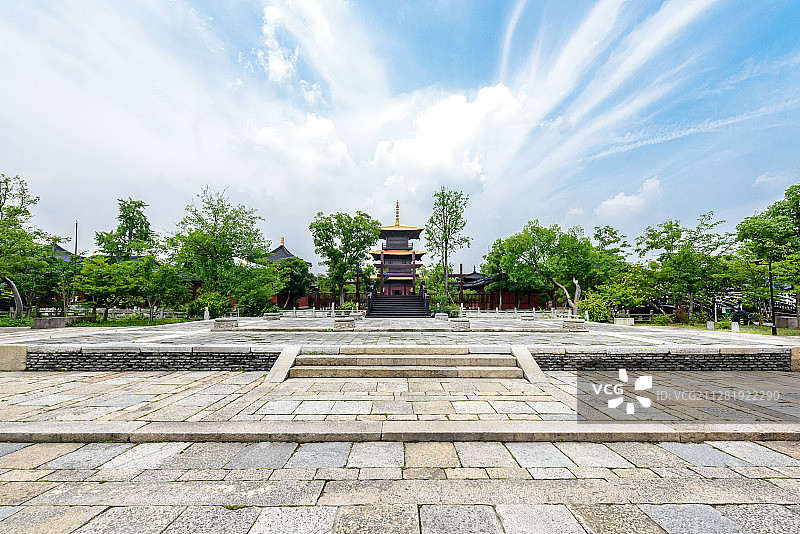上海广富林文化遗址公园内的富林塔前广场图片素材