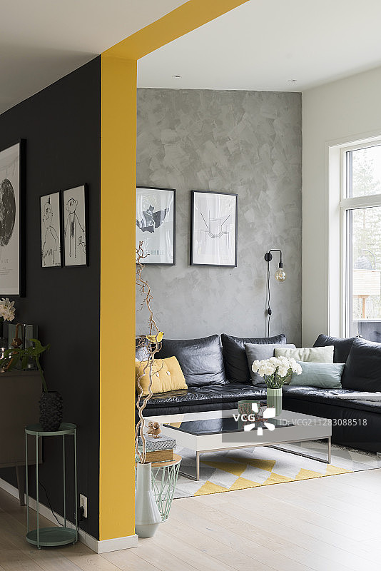 黑色皮沙发和开放式室内的灰色墙壁图片素材