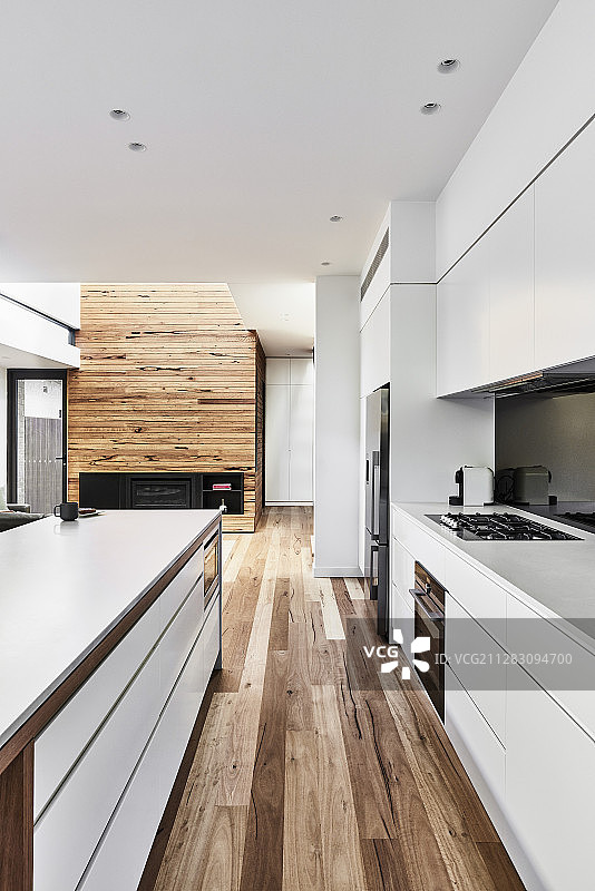现代开放式厨房在白色的室内与木地板图片素材