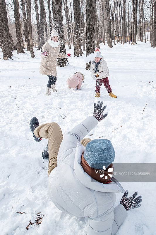 雪地里打雪仗的快乐家庭图片素材