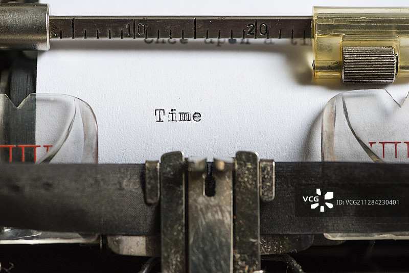 用机械打字机在纸上打出一个单词“时间”图片素材