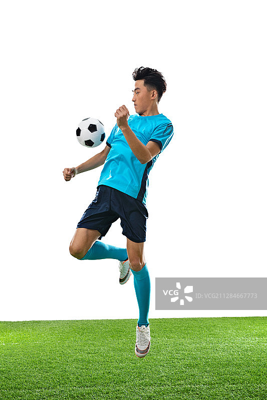 一名男足球运动员踢球图片素材