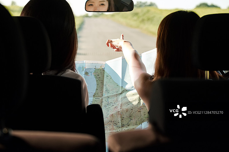 女性开车旅行图片素材