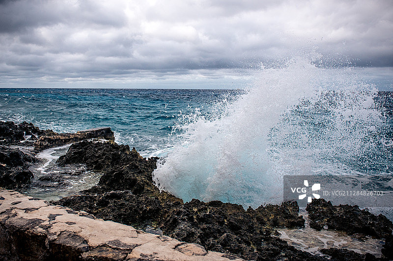 海浪拍打着岩石海岸，圣米格尔德科苏梅尔，墨西哥图片素材