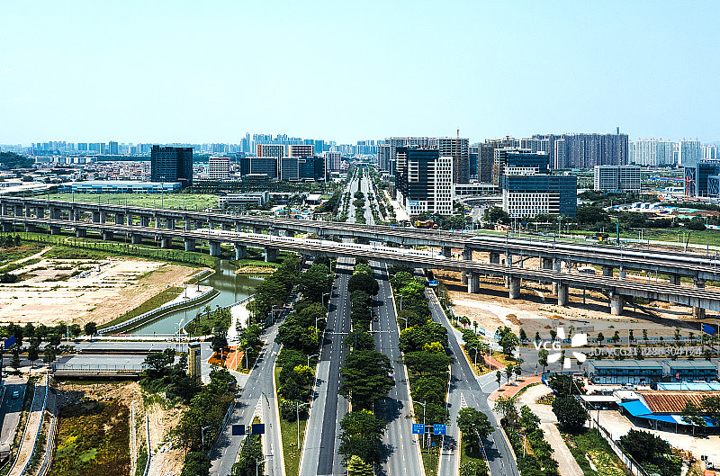 航拍佛山南海三山新城,广州南站,正在行驶的高铁,运输系统图片素材