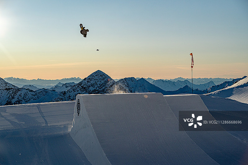 滑雪板/滑雪者在奥地利山脉的大跳跃飞行高图片素材