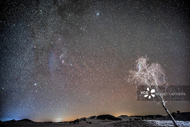 星空下的冬季草原图片素材
