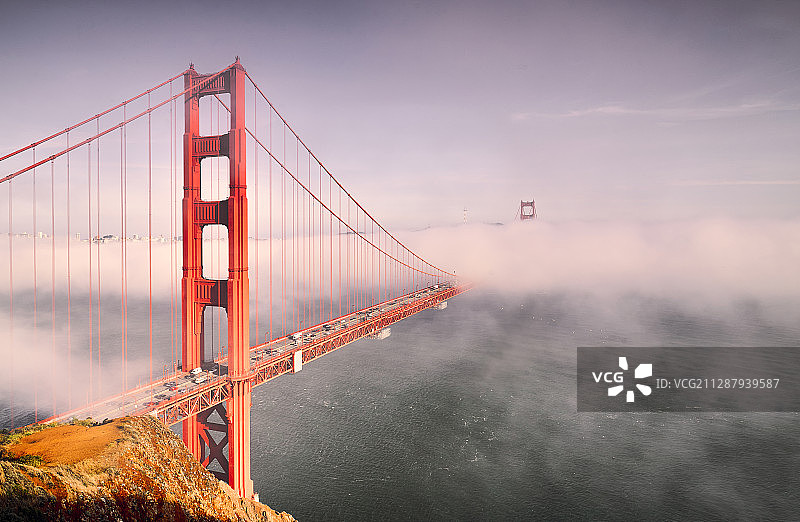 旧金山金门大桥云雾缭绕图片素材