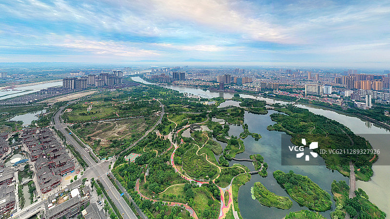 俯瞰四川省眉山市湿地公园、城市风光图片素材