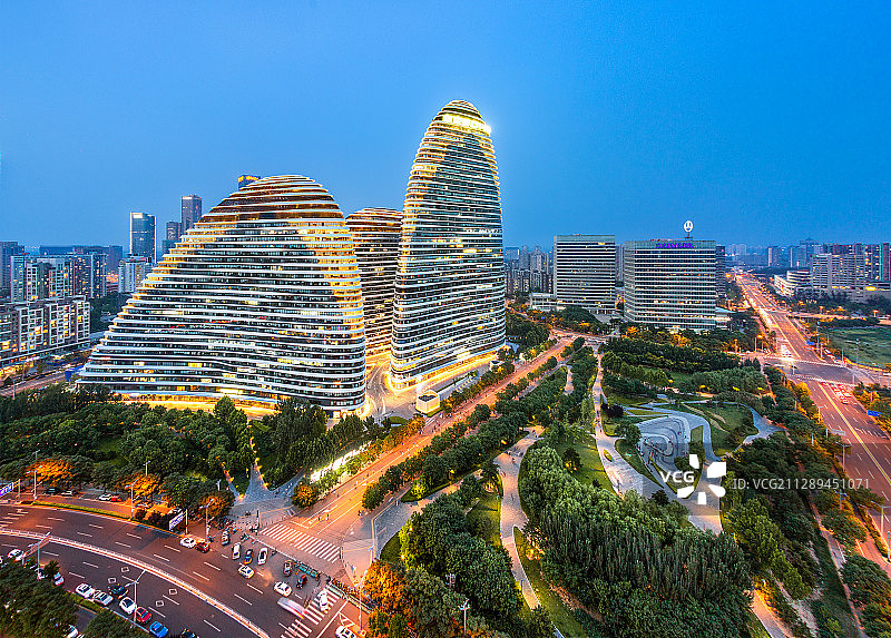 中国首都北京朝阳望京SOHO蓝调日落夜景城市天际线建筑设计流图片素材