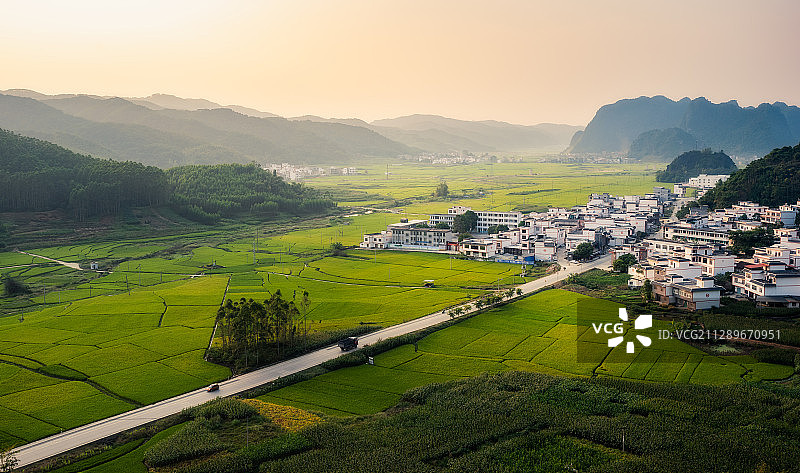 广西南宁马山县日落下的美丽稻田和村庄图片素材